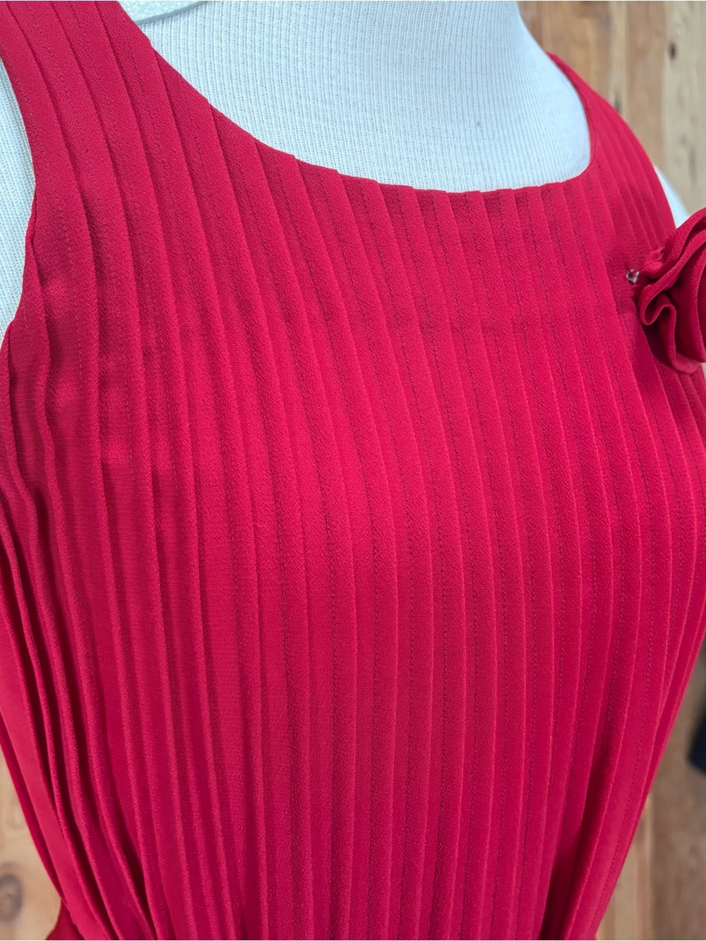 Albert Nipon Red Pleated Sleeveless Dress with Waist Tie & Rosette Size 6 - Picture 4 of 11